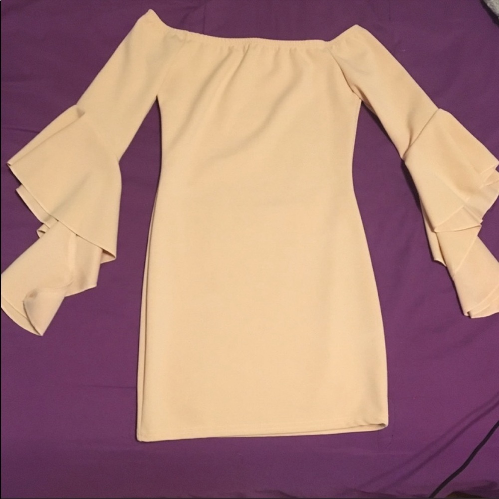 Missguided Bodycon Dress - Fitted Dress - Bell Sleeves
